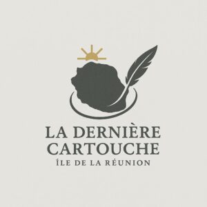 Logo de La Dernière Cartouche – Île de La Réunion : silhouette stylisée de l'île entourée d'un soleil doré et d'une plume grise, avec une typographie classique en dessous sur fond gris clair.