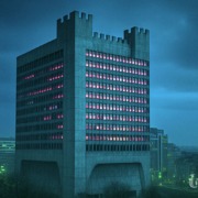 Das Berlaymont als Burg, digitale Illustration – Betonfestung über nächtigem Brüssel, Purpurlicht in den Fenstern