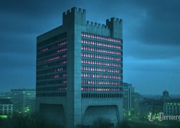 Das Berlaymont als Burg, digitale Illustration – Betonfestung über nächtigem Brüssel, Purpurlicht in den Fenstern